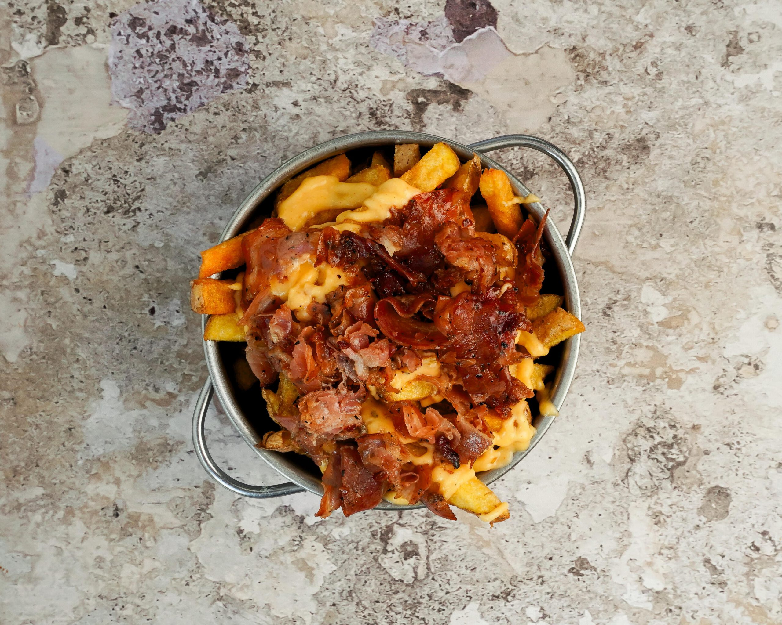Frites cheddar et pancetta grillée