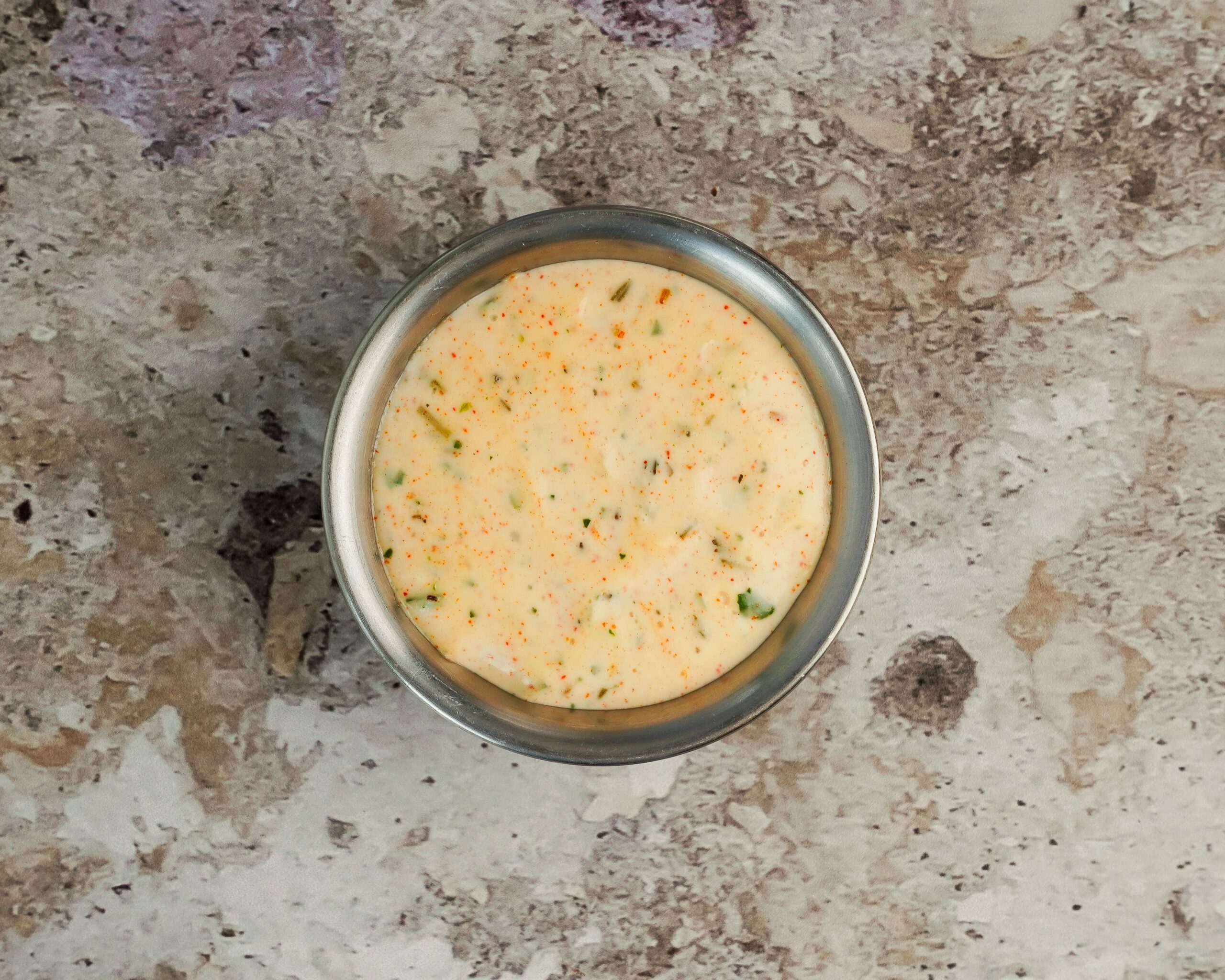 Gros pot de sauce pommes frites